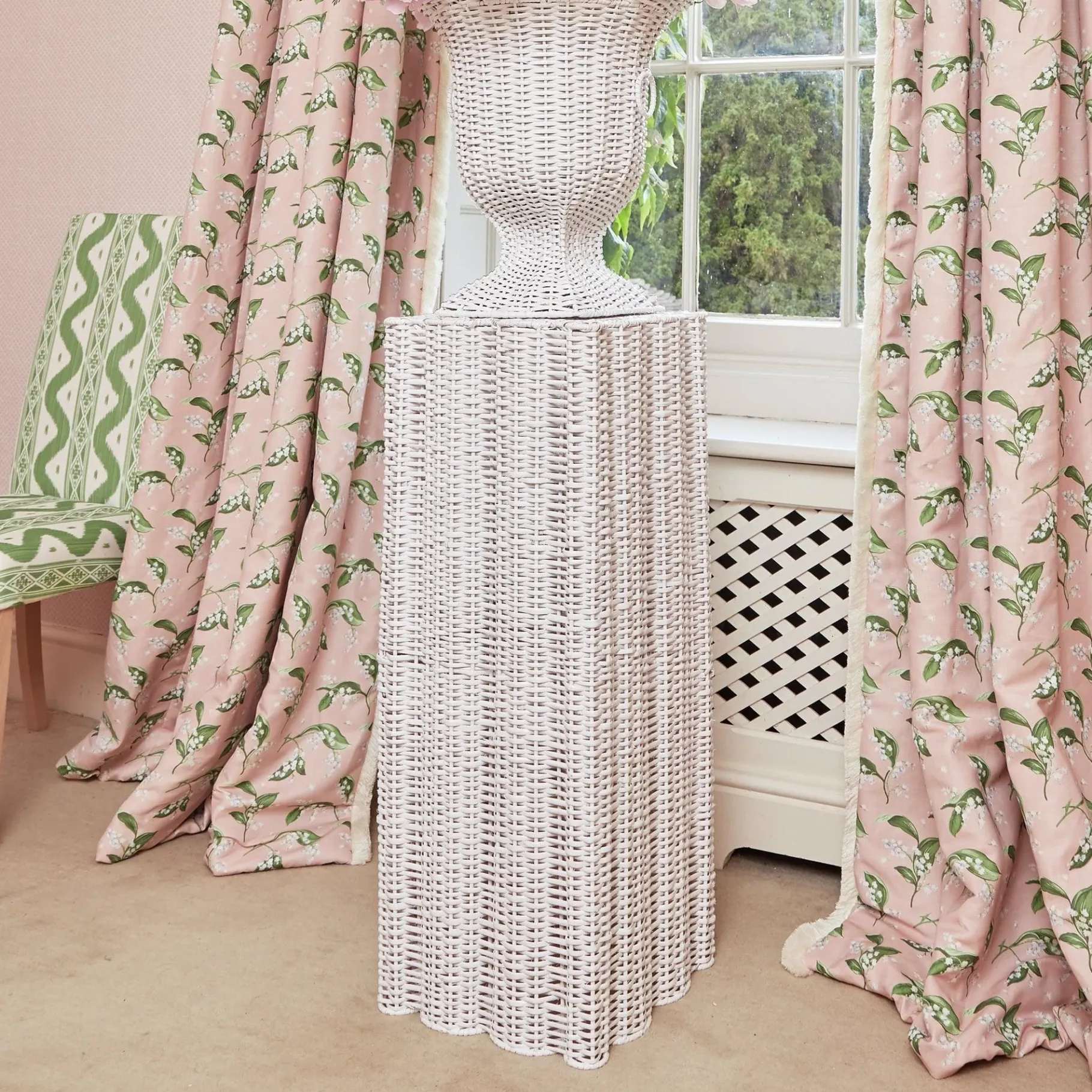 Mrs. Alice Rattan Furniture|White Liliana Scalloped Rattan Pedestal And Urn