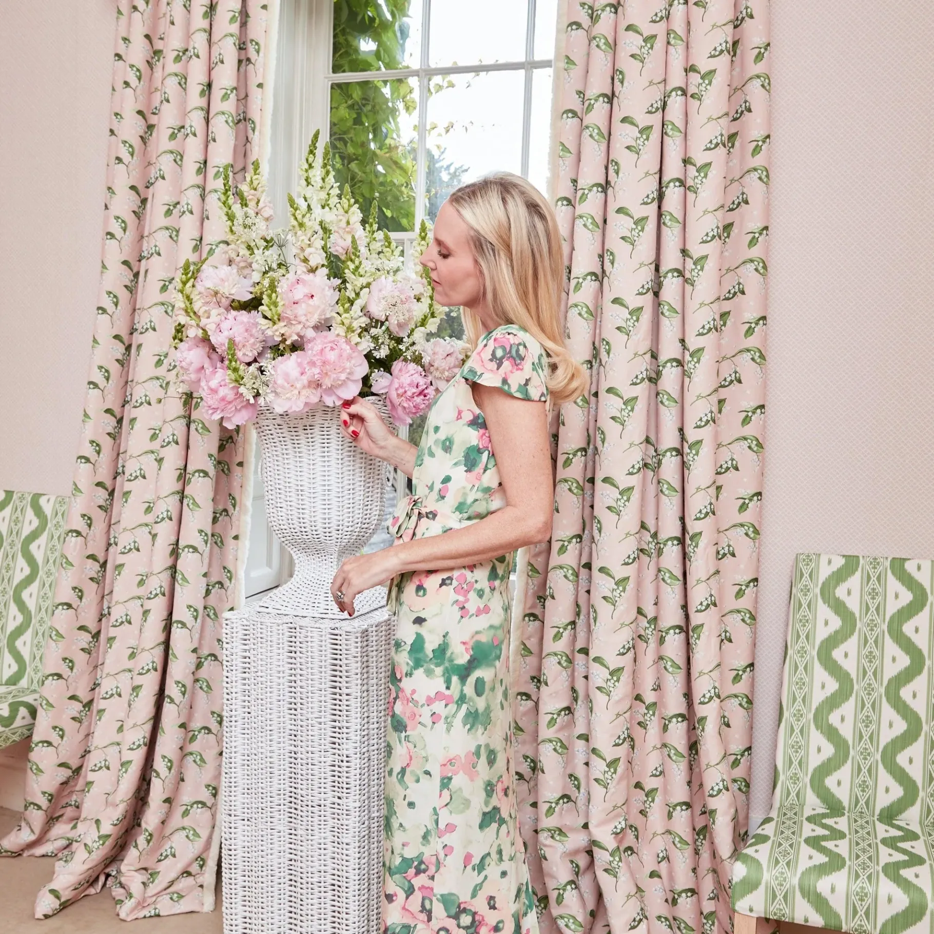 Mrs. Alice Rattan Furniture|White Liliana Scalloped Rattan Pedestal And Urn